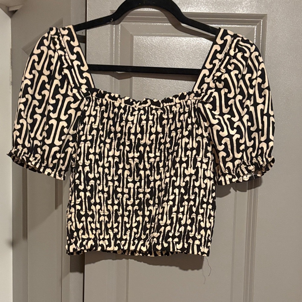 Monteau Black and Cream Puff Sleeve Smocked Crop Top with Chain Print - Picture 2 of 2